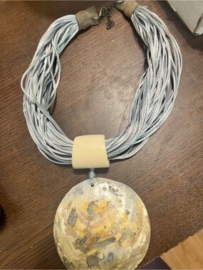 GRAY SILK MULTI-STRAND
ABALONE SHELL PORCELAIN
LEATHER NECKLACE MONIQUE
LESHMAN